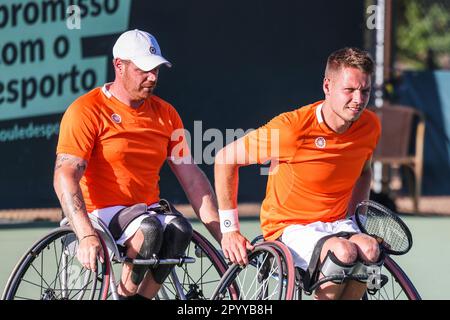 Vilamoura, Portugal, 05th mai 2023. Maikel Scheffers, joueur de tennis en fauteuil roulant, et Ruben Spaargaren, des pays-Bas, lors de la coupe de l'équipe mondiale en fauteuil roulant 2023 à l'Académie de tennis de Vilamoura. Photo: Frank Molter Banque D'Images