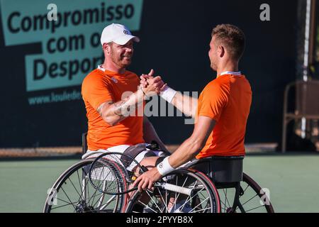 Vilamoura, Portugal, 05th mai 2023. Maikel Scheffers, joueur de tennis en fauteuil roulant, et Ruben Spaargaren, des pays-Bas, lors de la coupe de l'équipe mondiale en fauteuil roulant 2023 à l'Académie de tennis de Vilamoura. Photo: Frank Molter Banque D'Images