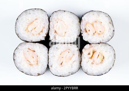 Un gros plan d'un petit pain de sushi fraîchement préparé sur fond blanc Banque D'Images