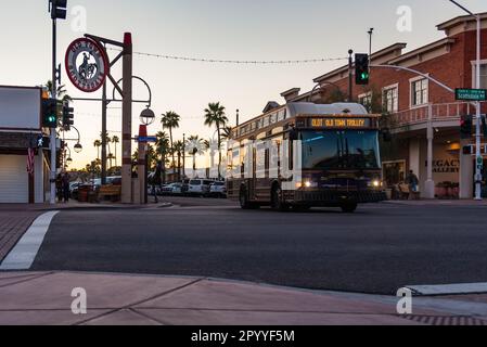 Old Town Trolley sur main Street et Scottsdale Road à Scottsdale, Arizona. Banque D'Images