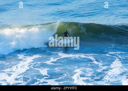 Surfer à Punta de Lobos une plage de surf au sud de Pichilemu, Pichilemu, région d'O'Higgins, Chili Banque D'Images