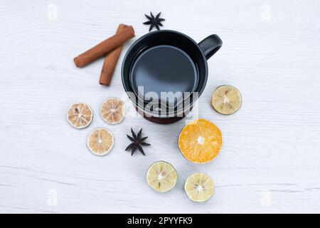 vue de dessus tasse de thé avec cannelle et citron sur le bureau blanc thé citron doux couleur Banque D'Images