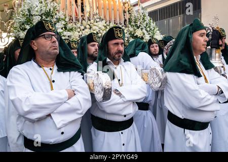 Un Nazareno se prépare à son devoir sacré de porter une plate-forme massive avec une statue de Jésus-Christ et les Romains en procession pendant la semaine sainte ou le Père Noël Semana, 5 avril 2023 à Ronda, Espagne. Ronda, établie pour la première fois au 6th siècle avant Jésus-Christ, organise des processions de la semaine Sainte depuis plus de 500 ans. Banque D'Images