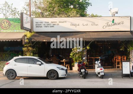 Pattaya,Thaïlande - 17 mars,2023: Route centrale de Pattaya c'est le petit restaurant Jasmin's Cafe, qui fournit le petit déjeuner et la délicieuse cuisine thaïlandaise. Banque D'Images