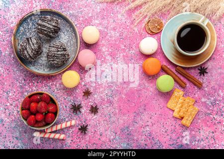 vue de dessus délicieux gâteaux au chocolat avec des macarons français sur fond rose gâteau biscuit tarte biscuit sucré cookie Banque D'Images