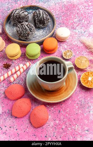 vue de dessus délicieux gâteaux au chocolat avec macarons sur fond rose gâteau biscuit tarte biscuit sucré cookie Banque D'Images