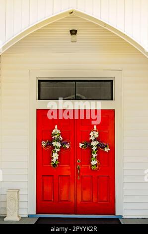 Des croix de fleurs sont accrochées aux portes de l'église luthérienne de Sion, également connue sous le nom d'église luthérienne suédoise de Sion, 30 avril 2023, à Silverhill, Alabama. Banque D'Images