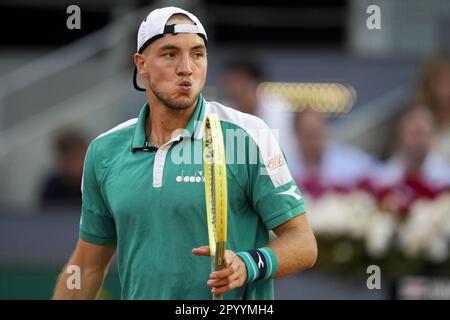 Madrid, Espagne. 05th mai 2023. Jan-Lennard Struff d'Allemagne réagit lors de son match de demi-finale contre Aslan Caratsev de Russie à l'ouverture de Mutua Madrid au stade Caja Magica, à Madrid, en Espagne, vendredi, 5 mai, 2023. Photo de Paul Hanna/UPI crédit: UPI/Alay Live News Banque D'Images