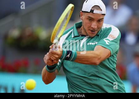 Madrid, Espagne. 05th mai 2023. Jan-Lennard Struff d'Allemagne retourne une balle à Aslan Caratsev de Russie lors de leur demi-finale au Mutua Madrid Open au stade Caja Magica, à Madrid, en Espagne, vendredi, 5 mai, 2023. Photo de Paul Hanna/UPI crédit: UPI/Alay Live News Banque D'Images