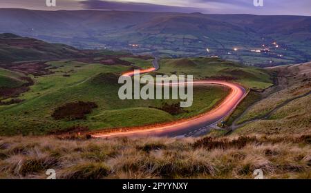 Long et sinueux chemin rural menant à travers collines vertes dans le Peak District, UK Banque D'Images