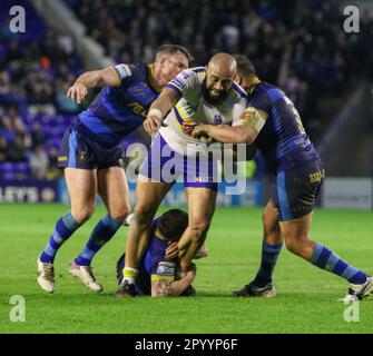 Warrington, Cheshire, Angleterre 5th mai 2023. Sam Kasiano de Warrington brisant la ligne, pendant Warrington Wolves V Wakefield Trinity , au stade Halliwell Jones, dans la Super League de Betfred Banque D'Images