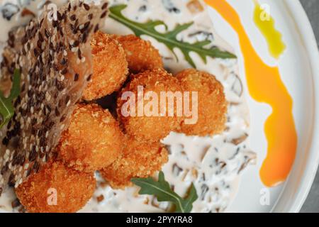 Croquettes de pommes de terre - purée de pommes de terre boulettes panées et frites, servies avec différentes sauces. Banque D'Images