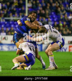 Warrington, Cheshire, Angleterre 5th mai 2023. Jorge Taufua de Wakefield Trinity, mis à pied par Danny Walker de Warrington Wolves et Marty Nicholson, pendant Warrington Wolves V Wakefield Trinity , au stade Halliwell Jones, dans la Super League de Betfred Banque D'Images