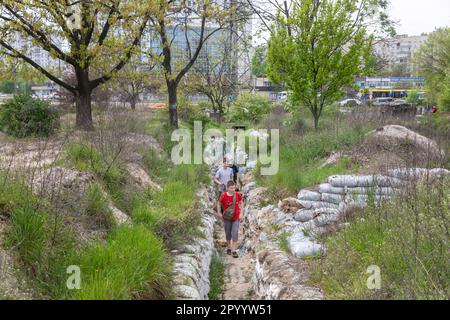 Kiev, Ukraine. 04th mai 2023. Un groupe d'enfants se promègrent dans les tranchées du parc de Kyoto. Sakura s'est épanouie dans le parc de Kyoto à Kiev. Kyoto Park à Kiev est une petite île japonaise au milieu de la capitale ukrainienne. C'est la plus longue allée de sakura en Ukraine, d'environ un kilomètre de long, a été plantée, les arbres Sakura ne fleurissent pas pendant longtemps - à peine deux semaines de la fin avril au début mai. Le parc de Kyoto était le site de la ligne de défense de Kiev et il y a de nombreuses fortifications. (Photo de Mykhaylo Palinchak/SOPA Images/Sipa USA) crédit: SIPA USA/Alay Live News Banque D'Images