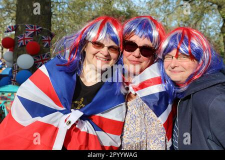 Londres, Royaume-Uni. 5th mai 2023. Les foules de supporters de la famille royale campent sur le Mall devant le couronnement du roi Charles III, à Londres, portant des vêtements patriotiques rouges, blancs et bleus crédit: Paul Brown/Alay Live News Banque D'Images
