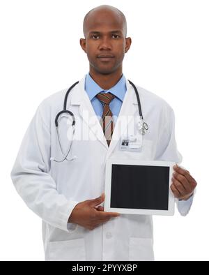 Affichez votre message de santé sur cet écran. Un jeune médecin africain tenant une tablette numérique avec un écran vierge réservé à l'espace de copie. Banque D'Images