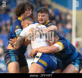 Warrington, Cheshire, Angleterre 5th mai 2023. Paul Vaughan de Warrington, affronté par les joueurs de Wakefield, lors du club de football de la ligue de rugby Warrington Wolves V du club de football de la ligue de rugby de Wakefield Trinity au stade Halliwell Jones, la Super League de Betfred. (Image de crédit : ©Cody Froggatt/Alamy Live News) Banque D'Images