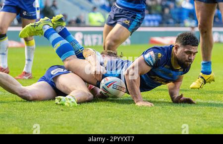 Warrington, Cheshire, Angleterre 5th mai 2023. Kelepi Tanginoa, de Wakefield, marque son essai, lors du Warrington Wolves Rugby League football Club V Wakefield Trinity Rugby League football Club au Halliwell Jones Stadium, la Betfred Super League. (Image de crédit : ©Cody Froggatt/Alamy Live News) Banque D'Images