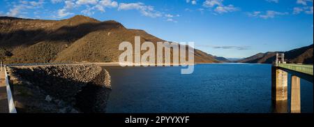 Panorama du barrage de Talbingo déversoir faisant partie du schéma hydroélectrique des montagnes enneigées avec la montagne en pente dans l'eau Banque D'Images