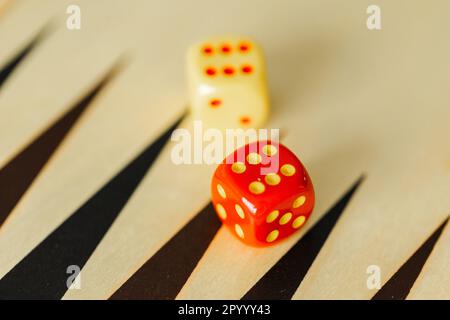 paire de matrices de jeu pour jeu de plateau d'intérieur sur un plateau de backgammon Banque D'Images