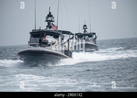 GOLFE DE TAJOURRA (14 mars 2023) États-Unis Les marins de la Marine avec l'escadron de sécurité maritime huit (MSRON-8), actuellement déployés au Camp Lemonnier, à Djibouti, rentrent à la maison après une mission de sécurité maritime dans le golfe de Tajourra, sur le 14 mars 2023 la Force expéditionnaire maritime est une capacité de base de la Marine qui assure la sécurité portuaire et portuaire, sécurité des actifs de grande valeur et sécurité maritime dans les voies navigables côtières et intérieures. Le camp Lemonnier (CLdJ) sert de base expéditionnaire pour les forces militaires américaines qui fournissent, soutiennent les navires, les aéronefs et le personnel qui assurent la sécurité Banque D'Images