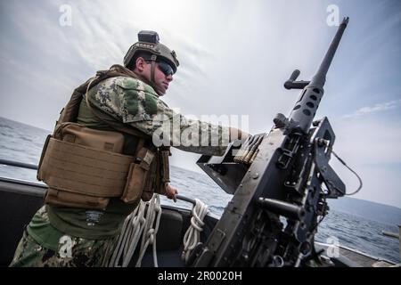 GOLFE DE TAJOURRA, Djibouti (14 mars 2023) compagnon de guerre 1st classe Nicholas Gladwin, de Moline, Ill., marin de réserve affecté à l'escadron de sécurité expéditionnaire maritime huit , déployé au camp Lemonnier, Djibouti, surveille un bateau de patrouille dans le golfe de Tajourra, le 14 mars 2023. Le camp Lemonnier sert de base expéditionnaire pour les forces militaires américaines qui fournissent, soutiennent les navires, les aéronefs et le personnel qui assurent la sécurité dans toute l'Europe, l'Afrique et l'Asie du Sud-Ouest. La CLdJ permet des opérations maritimes et de combat dans la Corne de l'Afrique, tout en favorisant des États-Unis positifs – Relations avec l'Afrique. (U Banque D'Images