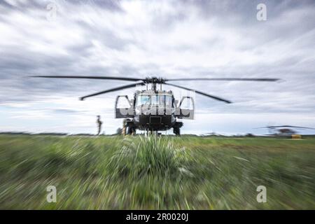 ÉTATS-UNIS Les soldats affectés au 4th Bataillon, 3rd Aviation Regiment, qui soutient actuellement la Division d'infanterie de 4th, se préparent à participer à un survol dans le cadre de la restauration du jour de l'indépendance lettone qui s'est tenu à Riga, en Lettonie, au 4 mai 2023. L'événement a marqué 33 ans depuis que le pays a restauré son indépendance de l'URSS après des décennies d'occupation soviétique. (É.-U. Photo de la Garde nationale de l'armée par le sergent d'état-major Agustín Montañez) Banque D'Images