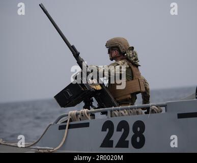 GOLFE DE TAJOURRA, Djibouti (14 mars 2023) pilote de la classe 1st Ronald Welch, marin de la Réserve navale affecté au 8e Escadron de sécurité expéditionnaire maritime (MSRON-8), occupe la position de membre d’équipage sur un bateau de patrouille dans le golfe de Tajourra, zone de responsabilité du MSRON-8. Camp Lemonnier, Djibouti sert de base expéditionnaire pour les forces militaires américaines fournissant un soutien aux navires, aéronefs et personnel qui assurent la sécurité dans toute l'Europe, l'Afrique et l'Asie du Sud-Ouest. La base permet des opérations maritimes et de combat dans la Corne de l'Afrique tout en favorisant des relations positives entre les États-Unis et l'Afrique. (É.-U. N Banque D'Images