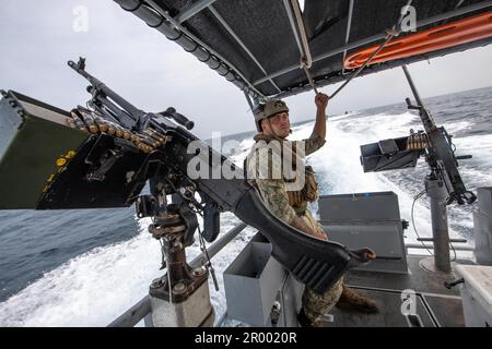 GOLFE DE TAJOURRA, Djibouti (14 mars 2023) Machiniste Mate 2nd classe Nicholas Marcolina, de Philadelphie, PA., Sailor de réserve affecté au 8e Escadron de sécurité expéditionnaire maritime , déployé au Camp Lemonnier, Djibouti, montre un bateau de patrouille dans le golfe de Tajourra, le 14 mars 2023. Le camp Lemonnier sert de base expéditionnaire pour les forces militaires américaines qui fournissent, soutiennent les navires, les aéronefs et le personnel qui assurent la sécurité dans toute l'Europe, l'Afrique et l'Asie du Sud-Ouest. La CLdJ permet des opérations maritimes et de combat dans la Corne de l'Afrique, tout en favorisant des États-Unis positifs – Afrique rela Banque D'Images