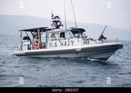 GOLFE DE TAJOURRA (14 mars 2023) États-Unis Les marins de la Marine avec l'escadron de sécurité maritime huit (MSRON-8), actuellement déployés au Camp Lemonnier, à Djibouti, font leur chemin de retour à l'embarcadère après une mission de sécurité au bord de la mer dans le golfe de Tajourra, sur 14 mars, 2023 la Force expéditionnaire maritime est une capacité de base de la Marine qui assure la sécurité portuaire et portuaire, la sécurité des biens de grande valeur et la sécurité maritime dans les voies navigables côtières et intérieures. Le camp Lemonnier (CLdJ) sert de base expéditionnaire pour les forces militaires américaines qui fournissent, soutiennent les navires, les aéronefs et le personnel qui assurent la secu Banque D'Images