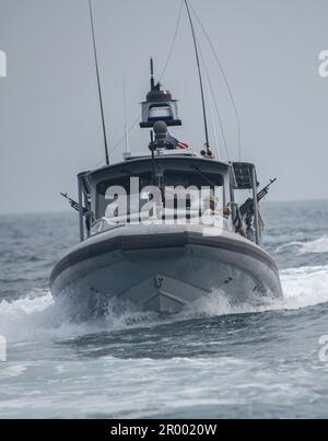 GOLFE DE TAJOURRA (14 mars 2023) États-Unis Les marins de la Marine avec l'escadron de sécurité maritime huit (MSRON-8), actuellement déployés au Camp Lemonnier, à Djibouti, rentrent à la maison après une mission de sécurité maritime dans le golfe de Tajourra, sur le 14 mars 2023 la Force expéditionnaire maritime est une capacité de base de la Marine qui assure la sécurité portuaire et portuaire, sécurité des actifs de grande valeur et sécurité maritime dans les voies navigables côtières et intérieures. Le camp Lemonnier (CLdJ) sert de base expéditionnaire pour les forces militaires américaines qui fournissent, soutiennent les navires, les aéronefs et le personnel qui assurent la sécurité Banque D'Images