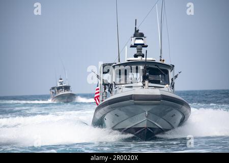 GOLFE DE TAJOURRA (14 mars 2023) États-Unis Les marins de la Marine avec l'escadron de sécurité maritime huit (MSRON-8), actuellement déployés au Camp Lemonnier, à Djibouti, font leur chemin de retour à l'embarcadère après une mission de sécurité au bord de la mer dans le golfe de Tajourra, sur 14 mars, 2023 la Force expéditionnaire maritime est une capacité de base de la Marine qui assure la sécurité portuaire et portuaire, la sécurité des biens de grande valeur et la sécurité maritime dans les voies navigables côtières et intérieures. Le camp Lemonnier (CLdJ) sert de base expéditionnaire pour les forces militaires américaines qui fournissent, soutiennent les navires, les aéronefs et le personnel qui assurent la secu Banque D'Images