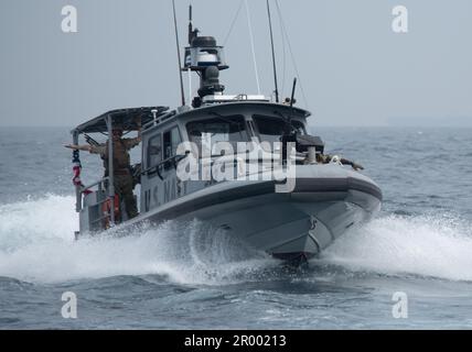 GOLFE DE TAJOURRA (14 mars 2023) États-Unis Les marins de la Marine avec l'escadron de sécurité maritime huit (MSRON-8), actuellement déployés au Camp Lemonnier, à Djibouti, rentrent à la maison après une mission de sécurité maritime dans le golfe de Tajourra, sur le 14 mars 2023 la Force expéditionnaire maritime est une capacité de base de la Marine qui assure la sécurité portuaire et portuaire, sécurité des actifs de grande valeur et sécurité maritime dans les voies navigables côtières et intérieures. Le camp Lemonnier (CLdJ) sert de base expéditionnaire pour les forces militaires américaines qui fournissent, soutiennent les navires, les aéronefs et le personnel qui assurent la sécurité Banque D'Images