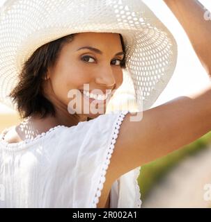 La vraie beauté vient de l'intérieur. Portrait d'une belle femme passant du temps dans le beau plein air. Banque D'Images