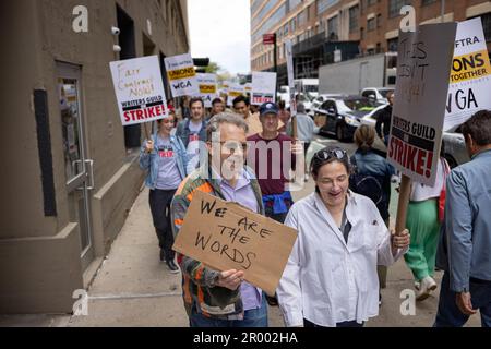 Queens, États-Unis. 05th mai 2023. NEW YORK, NEW YORK - 5 MAI : des membres de la Guilde des écrivains d'Amérique tiennent des panneaux en dehors de l'ensemble de la série Showtime « milliards » sur 5 mai 2023 à New York. Après l’échec des négociations contractuelles, des milliers d’écrivains syndiqués ont voté à l’unanimité la grève, mettant fin à la production télévisuelle et déclenchant la première sortie en 15 ans. (Photo de Michael Nidro/Sipa USA) crédit: SIPA USA/Alay Live News Banque D'Images