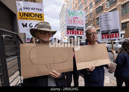 Queens, États-Unis. 05th mai 2023. NEW YORK, NEW YORK - 5 MAI : des membres de la Guilde des écrivains d'Amérique tiennent des panneaux en dehors de l'ensemble de la série Showtime « milliards » sur 5 mai 2023 à New York. Après l’échec des négociations contractuelles, des milliers d’écrivains syndiqués ont voté à l’unanimité la grève, mettant fin à la production télévisuelle et déclenchant la première sortie en 15 ans. (Photo de Michael Nidro/Sipa USA) crédit: SIPA USA/Alay Live News Banque D'Images