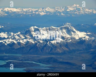 Vue aérienne sur Cerro San Lorenzo, Cerro San Valentin, le parc national du Perito Moreno et le champ de glace du nord de la patagonie Banque D'Images