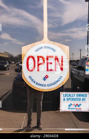 Panneau Domino's Open situé à la porte de la pizzeria Domino's, Kansas, États-Unis. Banque D'Images