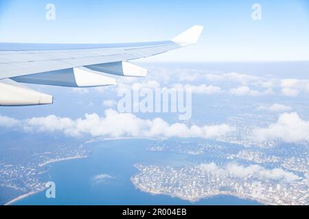 Vue de l'aile d'avion au-dessus de la ville australienne après le décollage avec les nuages et le paysage Banque D'Images