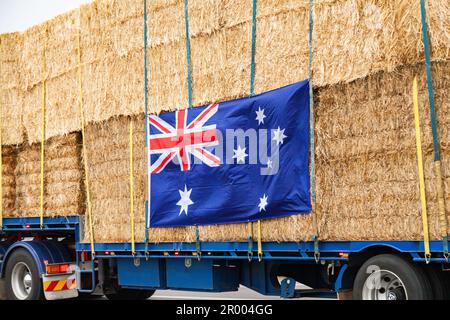 Burrumfttock Hay Runners qui passent par Singleton pour aider les agriculteurs à apporter des balles de foin dans les zones touchées par la sécheresse avec drapeau australien Banque D'Images