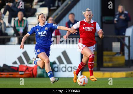 Londres, Royaume-Uni. 05th mai 2023. Londres, Angleterre, 5 mai 2023: Stina Blackstenius (25 Arsenal) va de l'avant tout en recevant la pression de Ruby Mace (30 Leicester City) pendant le match de Super League des femmes de FA entre Arsenal et Leicester City à Meadow Park à Londres, Angleterre. (Alexander Canillas/SPP) crédit: SPP Sport Press photo. /Alamy Live News Banque D'Images