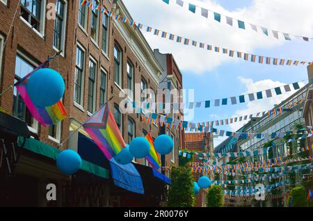 Vue pittoresque sur la rue de la ville avec drapeaux arc-en-ciel Banque D'Images
