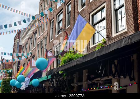 Vue pittoresque sur la rue de la ville avec des drapeaux arc-en-ciel et ukrainiens Banque D'Images
