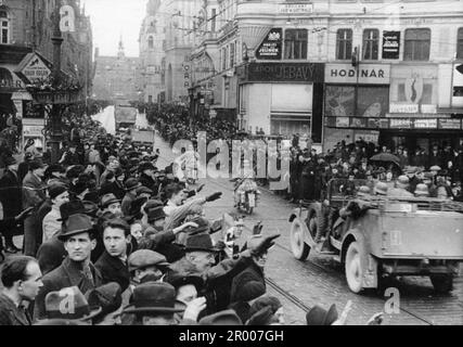 Après l'annexion des Sudètes, des foules envahissent les rues de Brünn en Czchetholslovakia. Après l'annexion de l'Autriche, Hitler a exigé qu'il soit donné la région des Sudètes en Tchécoslovaquie. Lors de la conférence de Munich en septembre 1938, les puissances occidentales ont accepté cela et les nazis ont occupé la zone. Peu de temps après, Hitler a rompu sa promesse et a envahi le reste de la Tchécoslovaquie avant de tourner son attention vers la Pologne. Bundesarchiv, Bild 183-2004-0813-500 / Inconnu / CC-BY-sa 3,0 Banque D'Images