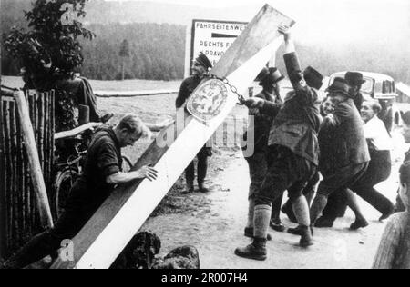 Les fascistes Henlein (membres du parti nazi des Sudètes) retirent les postes frontaliers à la frontière germano-tchécoslovaque en prévision de l'invasion allemande après l'accord de Munich de septembre 1938. Bundesarchiv, Bild 183-58507-003 / CC-BY-sa 3,0 Banque D'Images