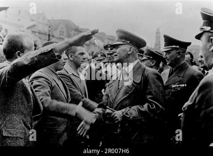 Les gens saluent le ministre de l'intérieur prussien en visite, Wilhelm Frick, lors d'une visite dans les Sudètes avant l'accord de Munich et l'annexion des Sudètes. Bundesarchiv, Bild 121-0032 / CC-BY-sa 3,0 Banque D'Images