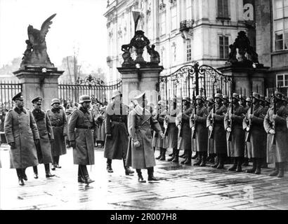 Adolf Hitler au château de Prague après son invasion de la Tchécoslovaquie. Après l'annexion de l'Autriche, Hitler a exigé qu'il soit donné la région des Sudètes en Tchécoslovaquie. Lors de la conférence de Munich en septembre 1938, les puissances occidentales ont accepté cela et les nazis ont occupé la zone. Peu de temps après, Hitler a rompu sa promesse et a envahi le reste de la Tchécoslovaquie avant de tourner son attention vers la Pologne. Bundesarchiv, Bild 183-2004-1202-505 / CC-BY-sa 3,0 Banque D'Images