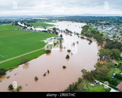 Eaux inondables sur les rives de la Hunter River à Singleton, vues aériennes sur un paysage humide par jour couvert Banque D'Images