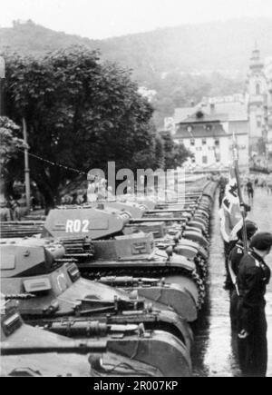 Une parade de chars sur la place de la ville de Karlsbad en Tchécoslovaquie en octobre 1938 après l'annexion des Sudètes. Après l'annexion de l'Autriche, Hitler a exigé qu'il soit donné la région des Sudètes en Tchécoslovaquie. Lors de la conférence de Munich en septembre 1938, les puissances occidentales ont accepté cela et les nazis ont occupé la zone. Peu de temps après, Hitler a rompu sa promesse et a envahi le reste de la Tchécoslovaquie avant de tourner son attention vers la Pologne. Bundesarchiv, Bild 146-2005-0178 / CC-BY-sa 3,0 Banque D'Images