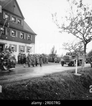 Le général von Bock salue les troupes allemandes qui passent le poste de douane Reichenau à la frontière germano-tchèque alors qu'elles occupent les Sudètes après la trahison des Tchèques lors de la Conférence de Munich. Après l'annexion de l'Autriche, Hitler a exigé qu'il soit donné la région des Sudètes en Tchécoslovaquie. Lors de la conférence de Munich en septembre 1938, les puissances occidentales ont accepté cela et les nazis ont occupé la zone. Peu de temps après, Hitler a rompu sa promesse et a envahi le reste de la Tchécoslovaquie avant de tourner son attention vers la Pologne. Bundesarchiv, Bild 146-2003-0040 / CC-BY-sa 3,0 Banque D'Images